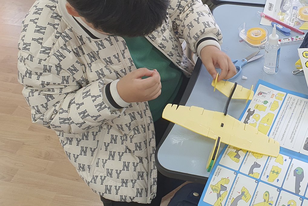 비행체 키트 조립 현장